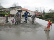 Coulage d'une dalle de maison individuelle en béton accéléré