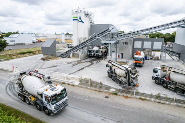 Camion toupie goulotte beton prêt à l'emploi EDYCEM